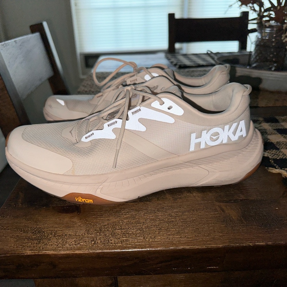 Size 10 women’s Hoka Transport . Worn just a few times . Did not like the style